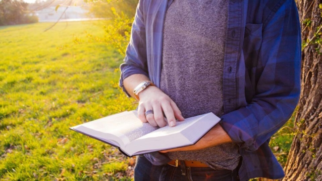 大学生は本を読みまくるべし!読みまくる方法を2個、読むべき本を5冊紹介!